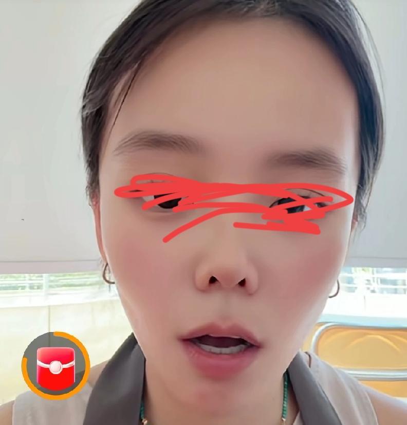 4周年庆祝什么呢？对自己的瓷器店就那么上心。走的那个人呢？三蛋又出来显摆。我早