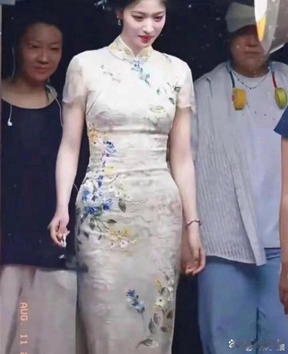 王楚然的胯也太突出了吧！线条格外明显，难道高个子女生的身材都自带这种特点吗？