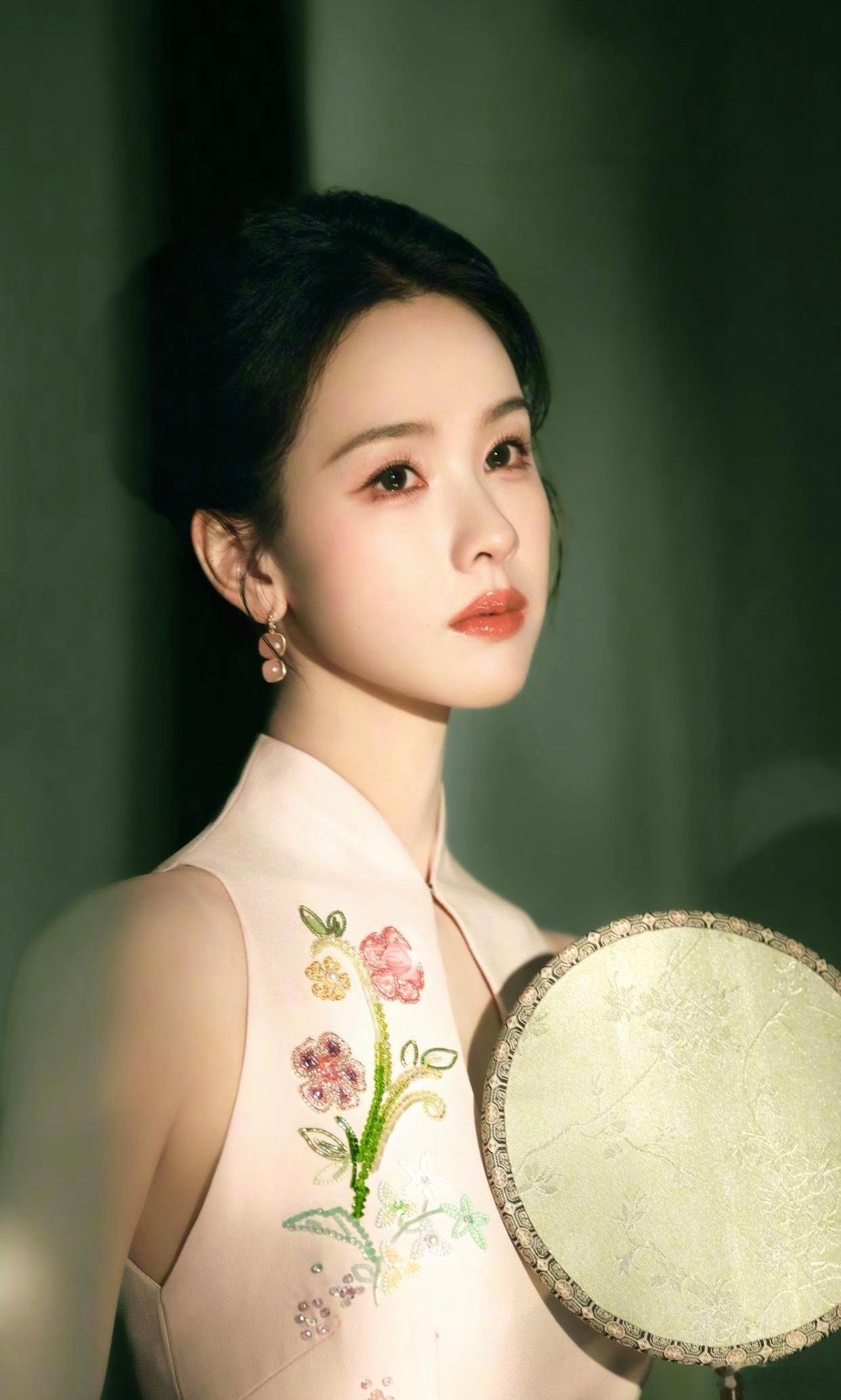 1.热巴这半年接触过不少剧本，可大多不尽人意。要么投资体量太小，要么项目方只会
