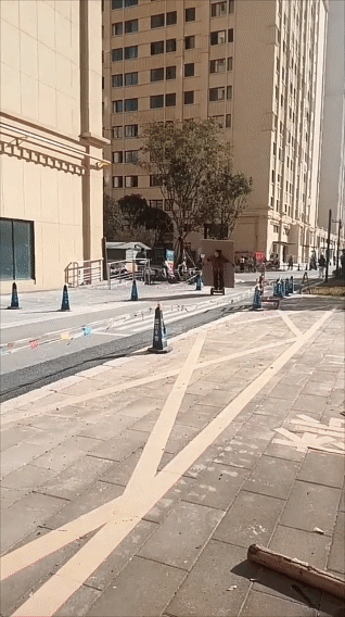 这就是劳动人民的智慧吗！云南某地，一位大姐使用平衡车运送一块木板，全程很丝滑