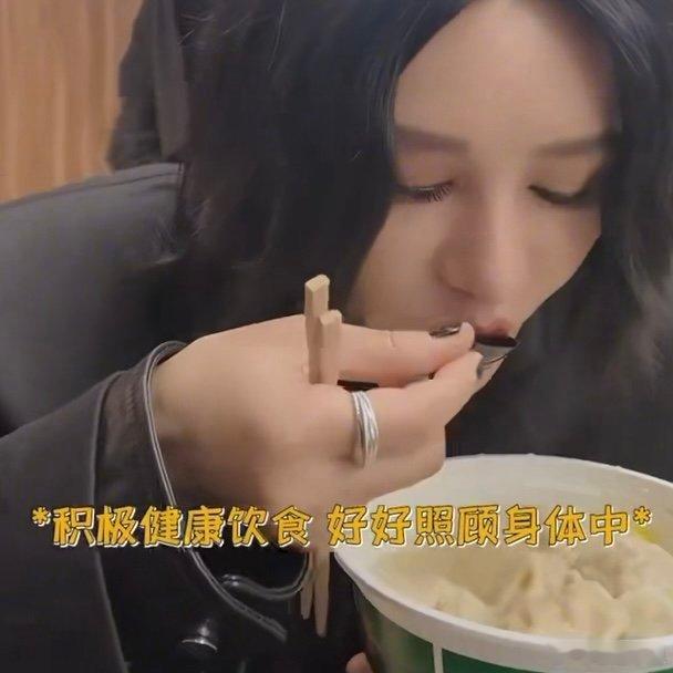 尚雯婕胃里割了六个息肉谁懂尚雯婕望美食咽口水的模样！好搞笑，提醒大家按时吃饭清淡