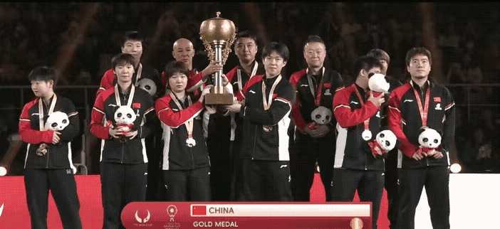 今天颁奖合照环节，镜头扫过领奖台的时候，孙颖莎同学正在跟日本队的早田希娜讲小话，