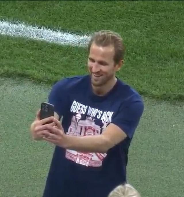 凯恩兴奋啊，难怪在对勒沃库森进一个球，本赛季44场52球，在拜仁104场100球