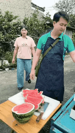 女子想白吃西瓜，男子想多卖西瓜，各有各的想法，男子转身发现女子早已桃之夭夭。
