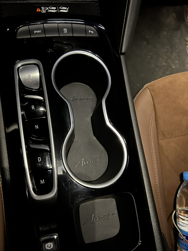 23款652T君威的一些中肯评价1，杯座没有限位器，无盖板，且里面没有缓震。