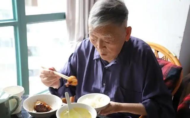 当你得知自己血脂升高，可能第一反应是“那就得少吃肉”。的确，肉类的摄入与高血脂有