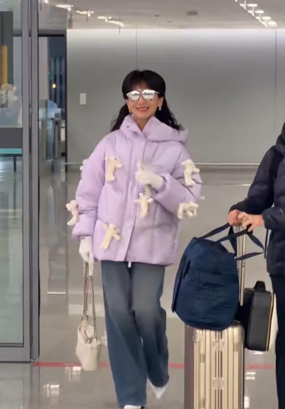 别再劝女人“优雅地老去”了，看看72岁的赵雅芝。一件塞满公仔的羽绒服，直接把初