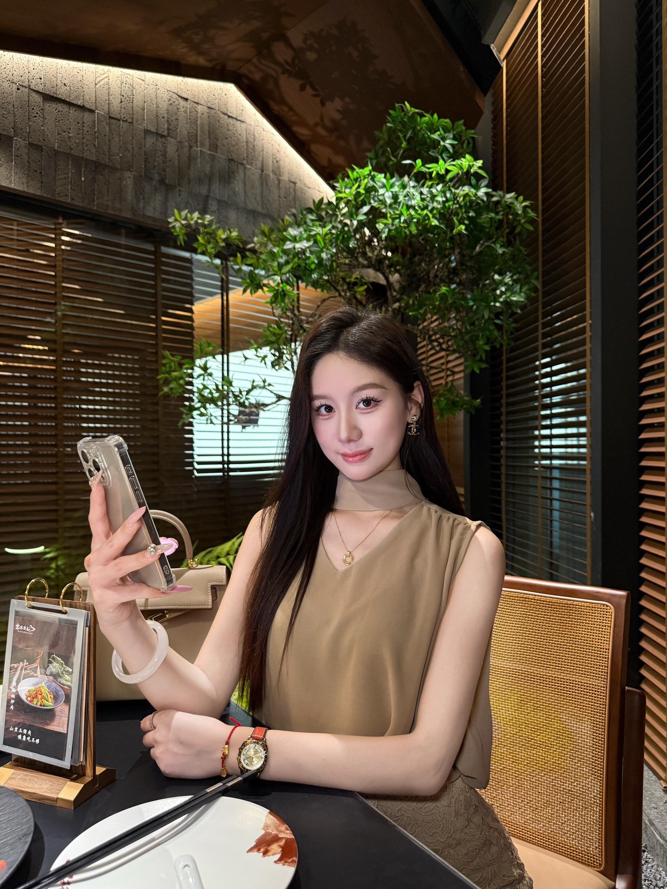 你总是好奇我是什么样的人  我是那个边哭边搞定所有事情的可爱女人.