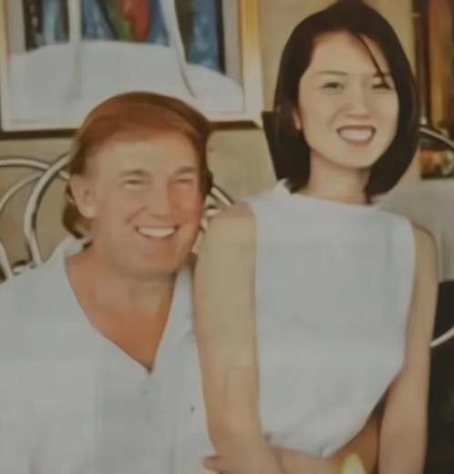 1995年，香港，49岁的特朗普搂着一个年轻的中国姑娘，两人动作十分亲昵，这位美