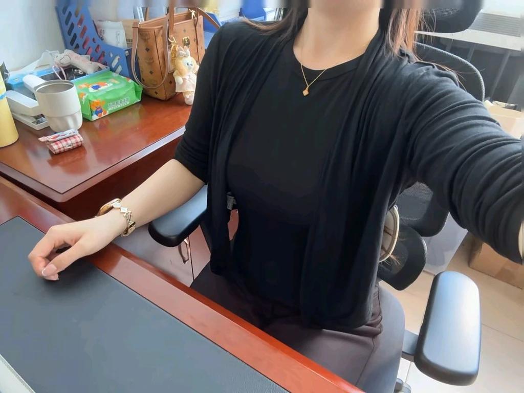 上班好累呀，悦姐坚持不住了