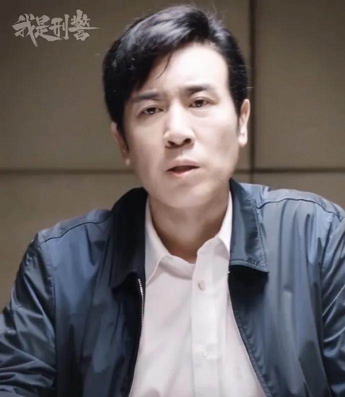 54岁于和伟高铁站“抽烟小插曲”，网友趣评：像在cos李乃文在娱乐圈，54岁的