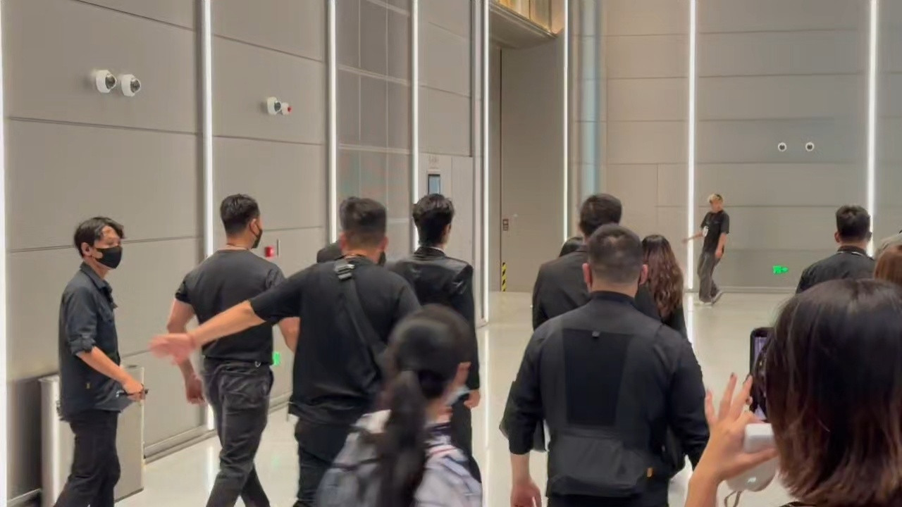 肖战白玉兰红毯路透造型来了，身穿Gucci超季➕宝诗龙全新高珠系列，又大又闪亮的