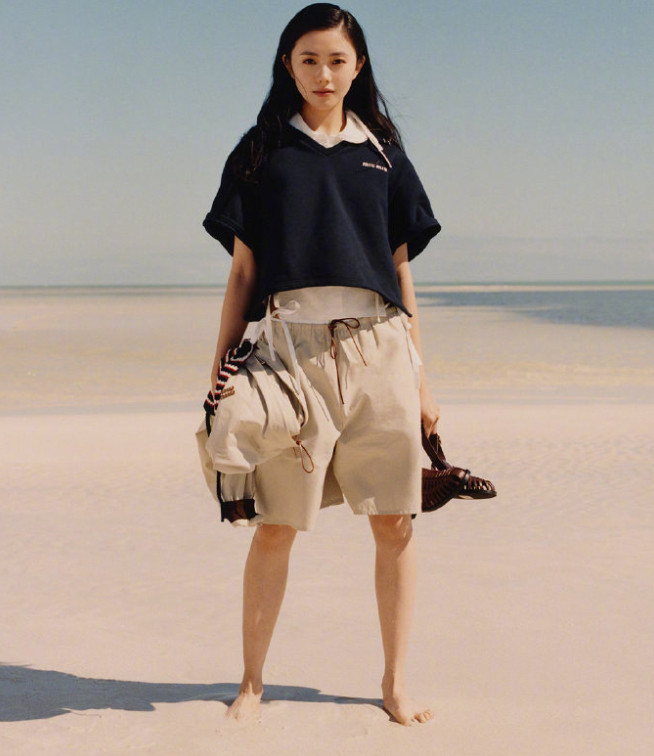 刘浩存这组海边大片，真的把miumiu的精髓焊死在身上了。清透松弛的富家千金