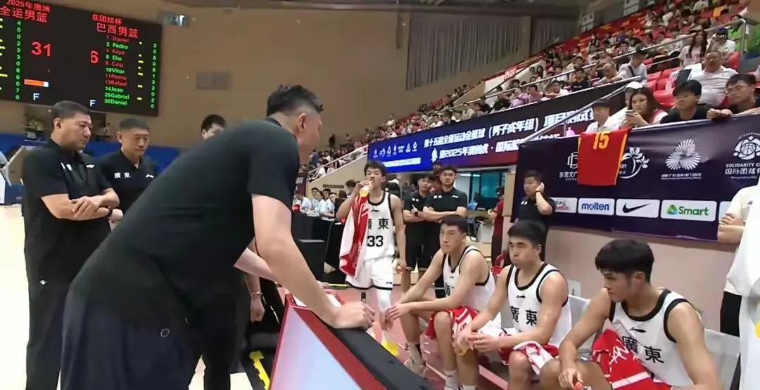 广东男篮热身赛罕见冲突！杜峰徐昕现激烈互怼，随后遭弃板凳坐穿杜锋真不适合当广东队