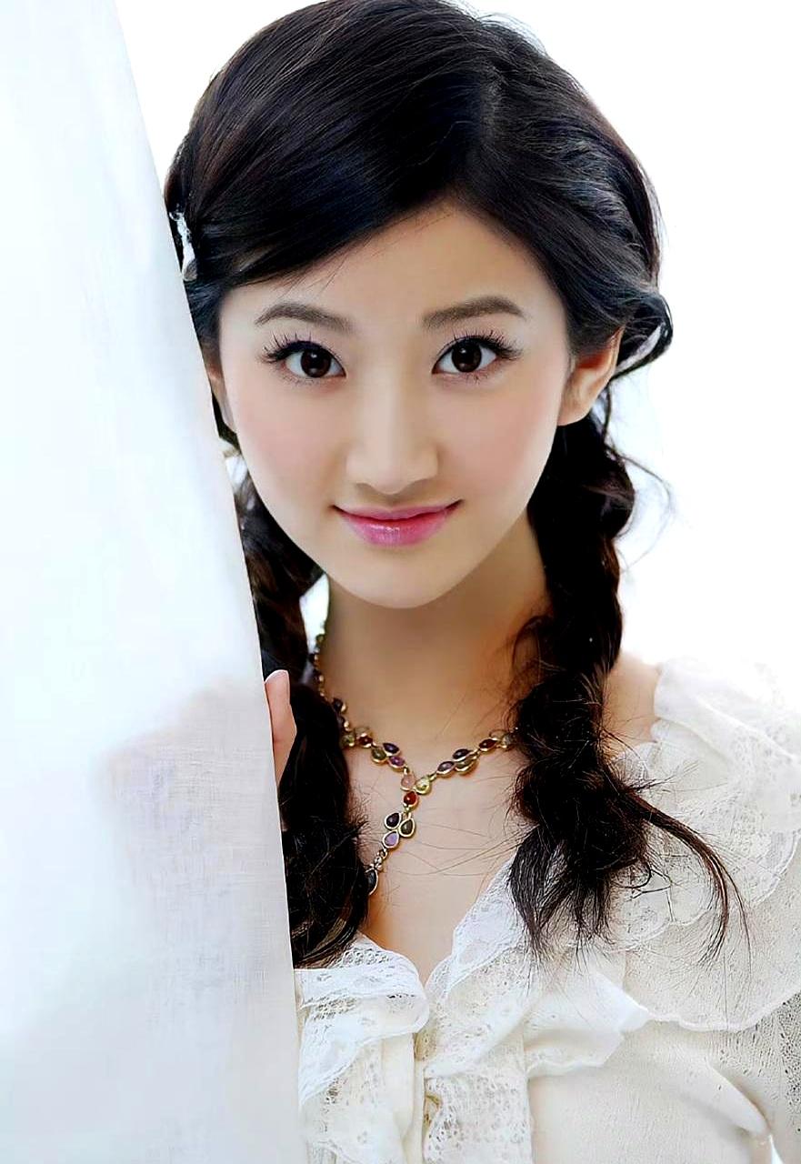 当那句把女人比成画与衣裳的老话又被翻出来时，评论区立刻炸裂。源头在亦舒《喜宝》