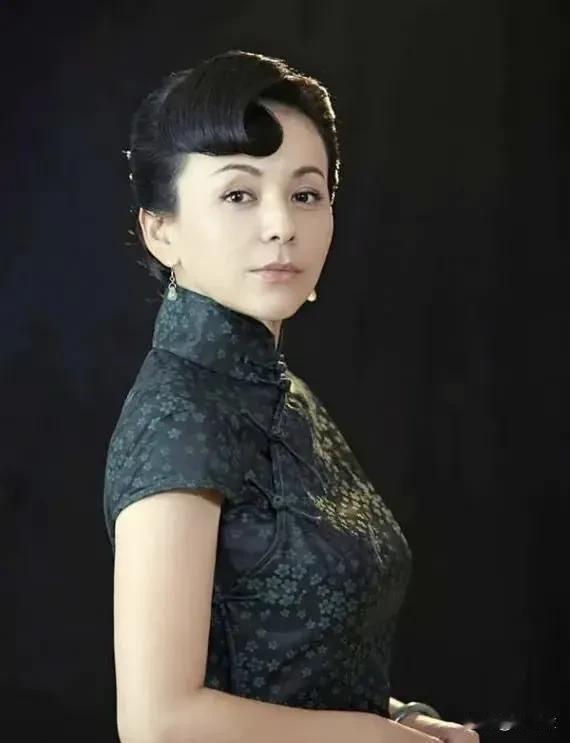 王琳的原生家庭不太好，小时候是留守儿童，父母偏爱弟弟，会打她，她一直到十七岁都是
