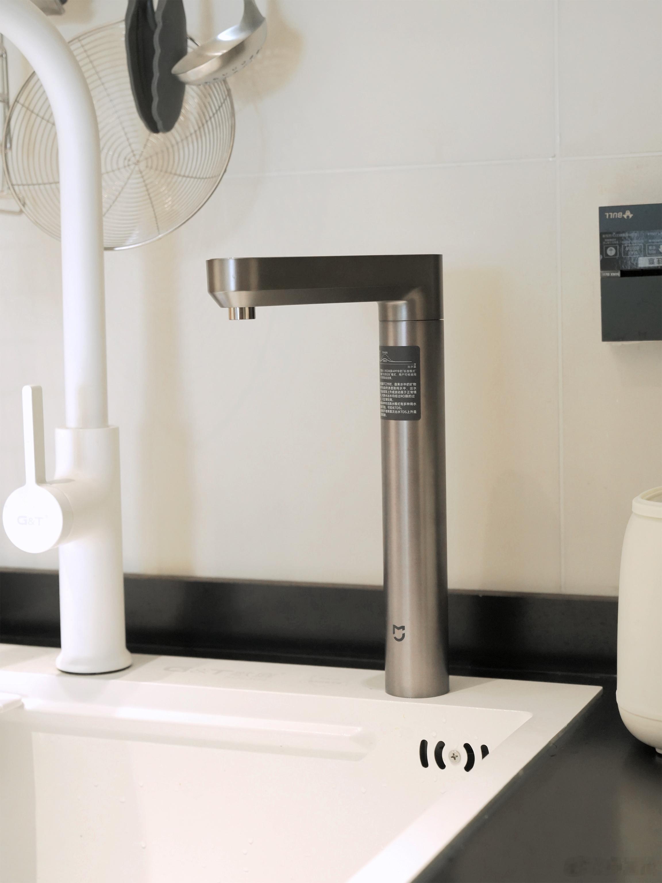 给家里换上了米家净水器S11200G，水龙头比之前的更加精致了。银灰色非常好看