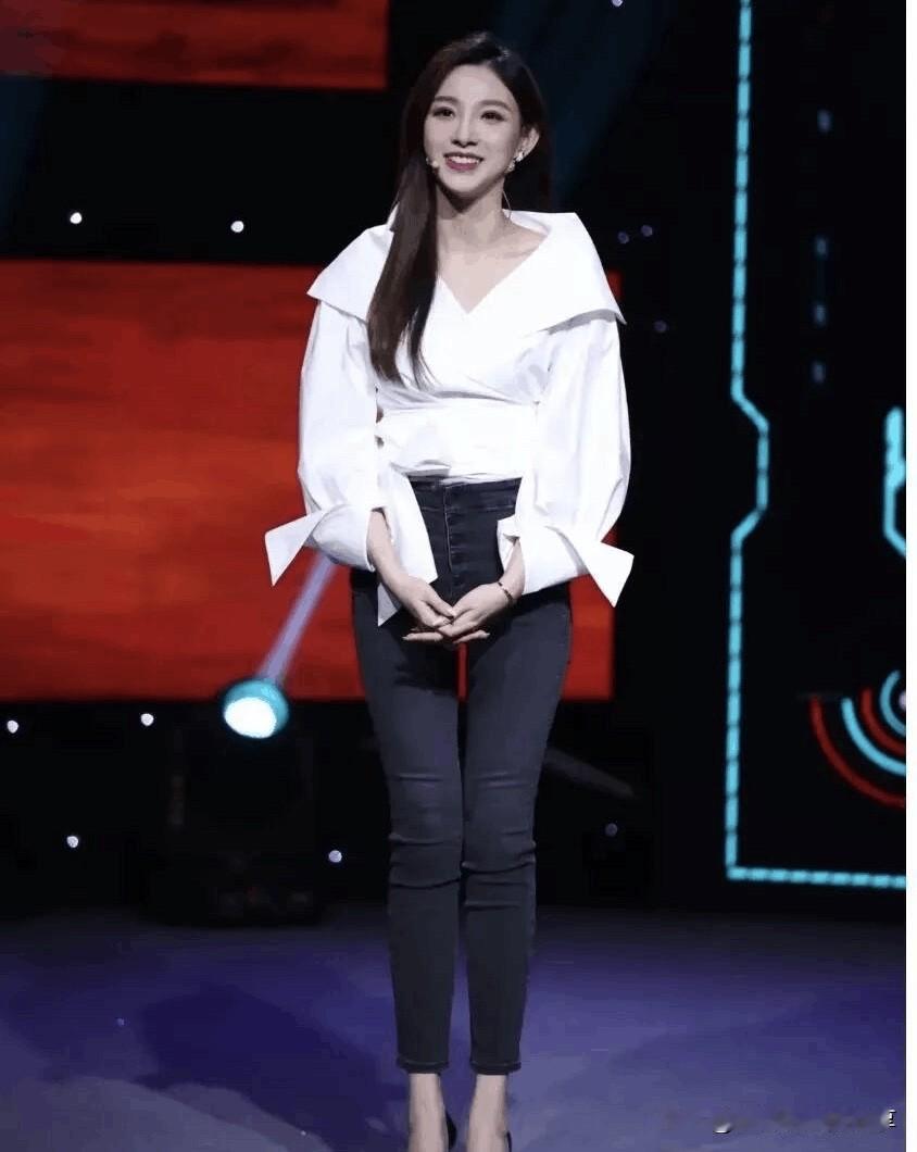 她这长相也太一般了吧，颜值没有龙洋高，气质和主持水平也没有李七月好，她主持的时候