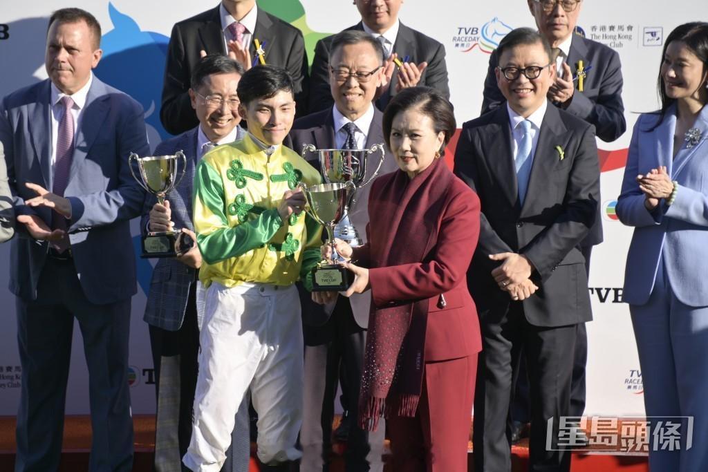 星岛：TVB杯赛马日场内花絮逐个看！细节证曾志伟仍地位超然小花紧贴乐易玲遭“冷