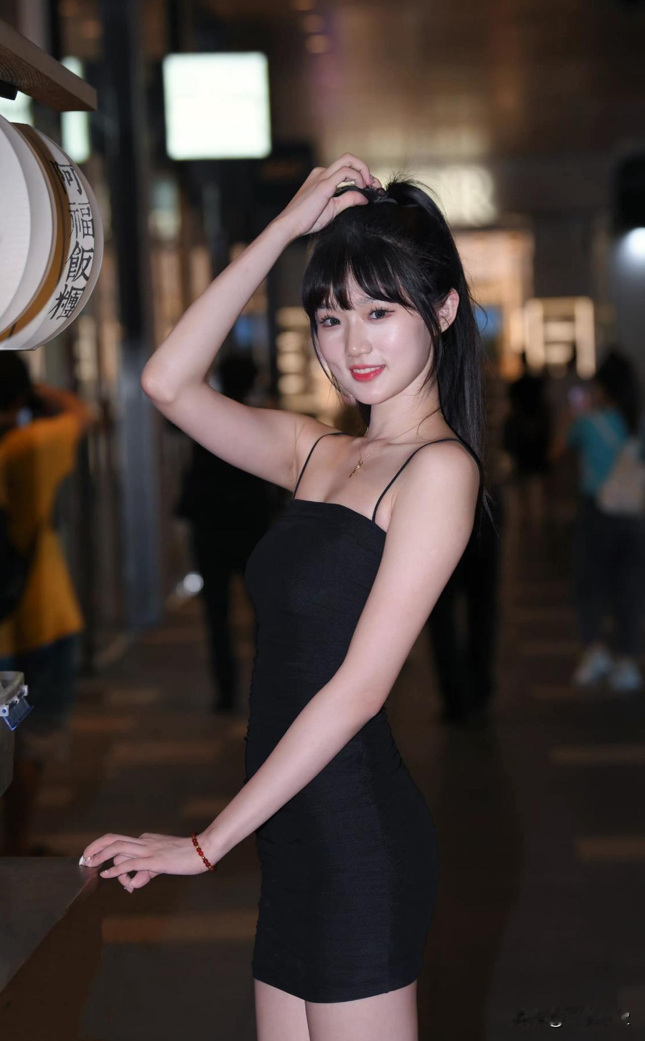 马尾女孩青春美!!真的越简单越有杀伤力！太美了！街拍美女好身材