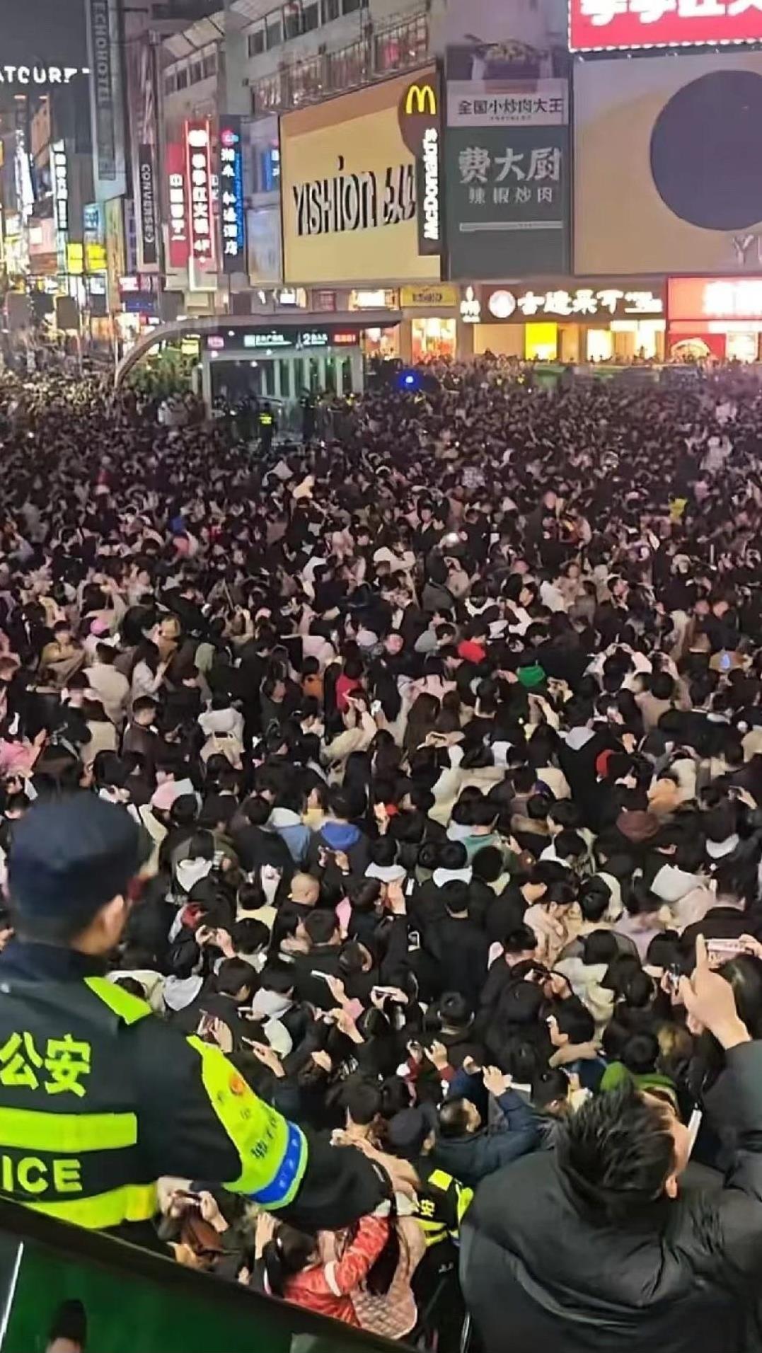 好奇怪！国庆假期我们全家都在外地旅游，知道出游最好不要自驾游，怕路上堵车，所以