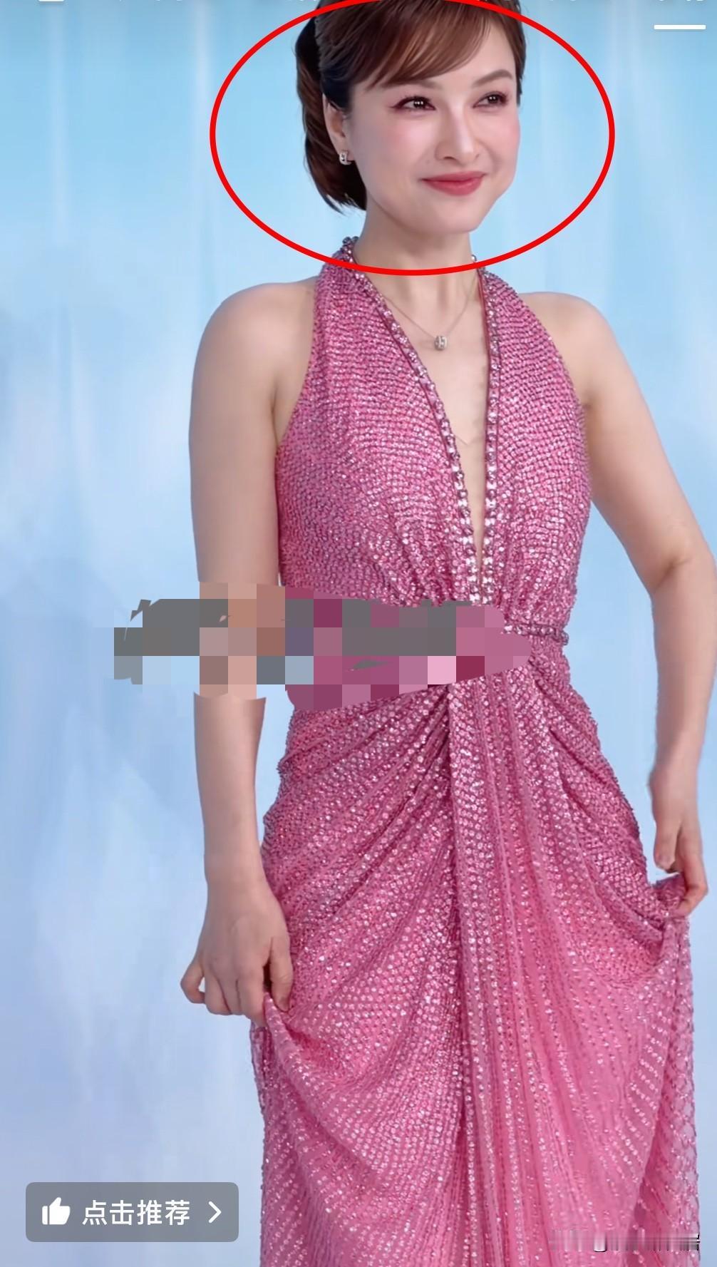 从吴昕的面目表情来看，她应该很满意这个造型，竟然有点奥黛丽赫本的感觉，以前快本的