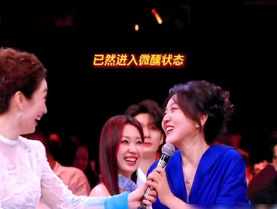 胡歌一句话，直接把闫妮又送上了热搜。大湾区晚会上，主持人刚提去年那茬，胡歌顺嘴接梗调侃。闫妮愣了半秒