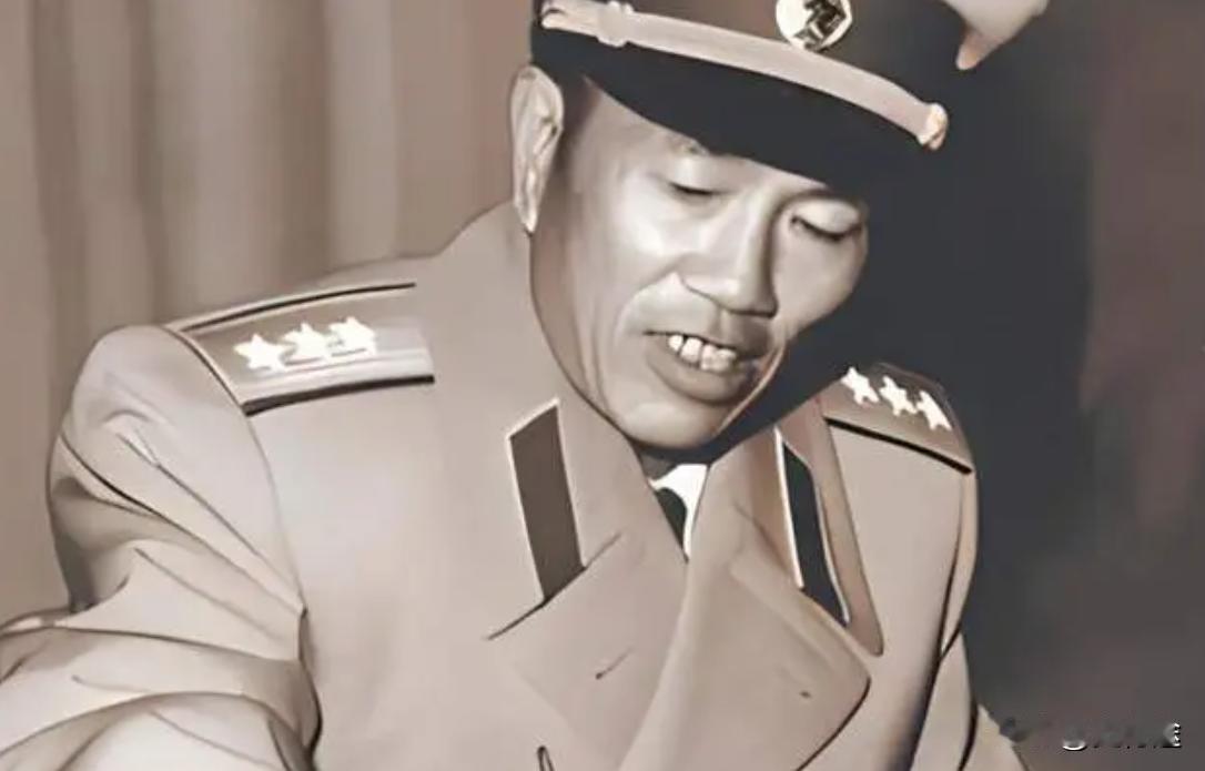 邓华复出工作之后，很想大干一番，可惜身体不给力，住进了上海的医院。许世友当时在南