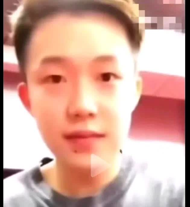 原来最早是莎莎向头哥报备呀！莎莎：我想和他们玩一会！头哥：玩吗？