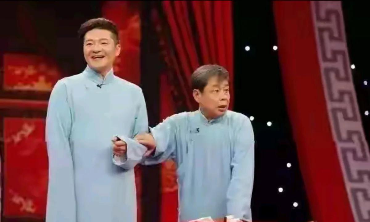钱城是天津极品相声帮的班主，他的师父是魏文华。钱城的直播以胆大著称，只要是曲艺