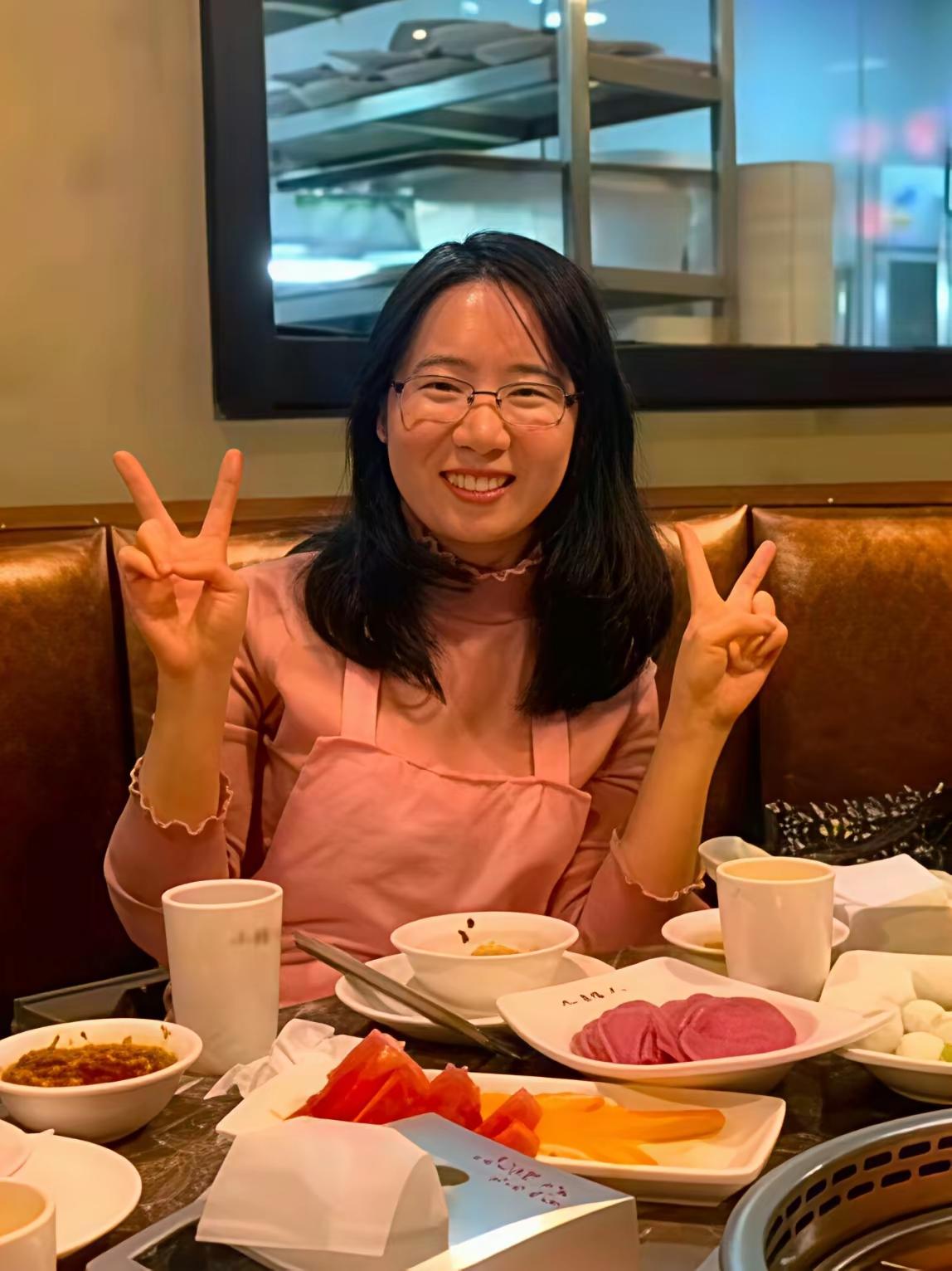 根据举报材料，曾梦琪更多生活细节被扒出来：1有男友还与已婚导师付磊保持亲