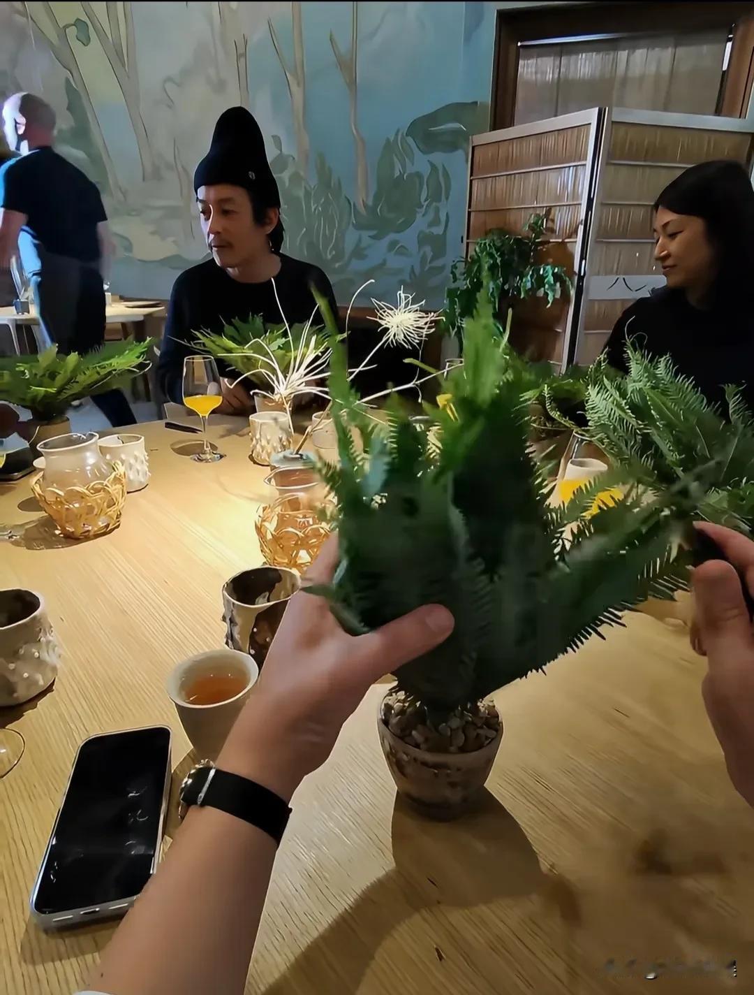 陈冠希这是离开娱乐圈，对自己的形象真的无所谓了，怎么喜欢怎么来呀！他带着老婆和