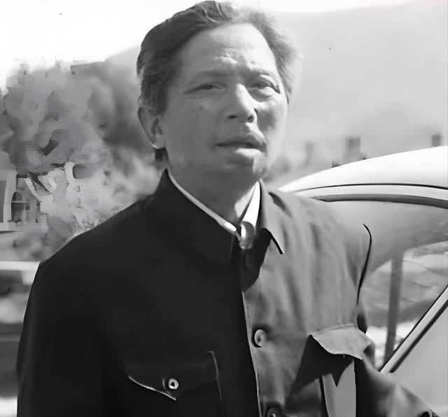 1971年，黑龙江一位退伍老兵去打油，偶然间瞥见了油票印章上的名字，当即大惊