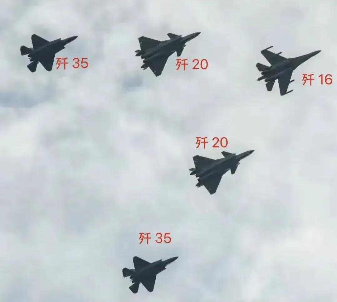 歼-35就是标准的中型战斗机，就像F-35一样，都是中型机。从图中可以明显看到