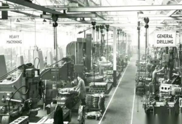 德国人估计想死的心都有了。七十年代卖给苏联的卡车生产线，以为是清库存。结果人家转