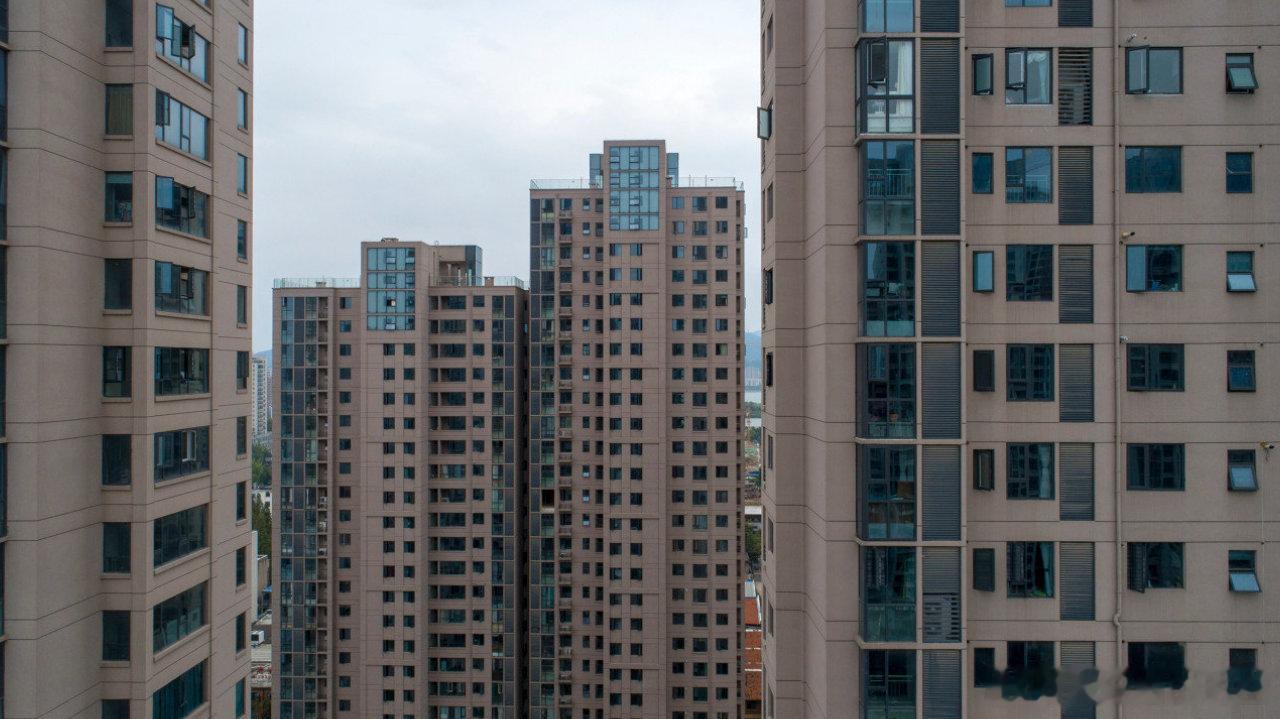 二手房业主开始不想降价了我朋友去年挂的房子，从180万降到155万，看
