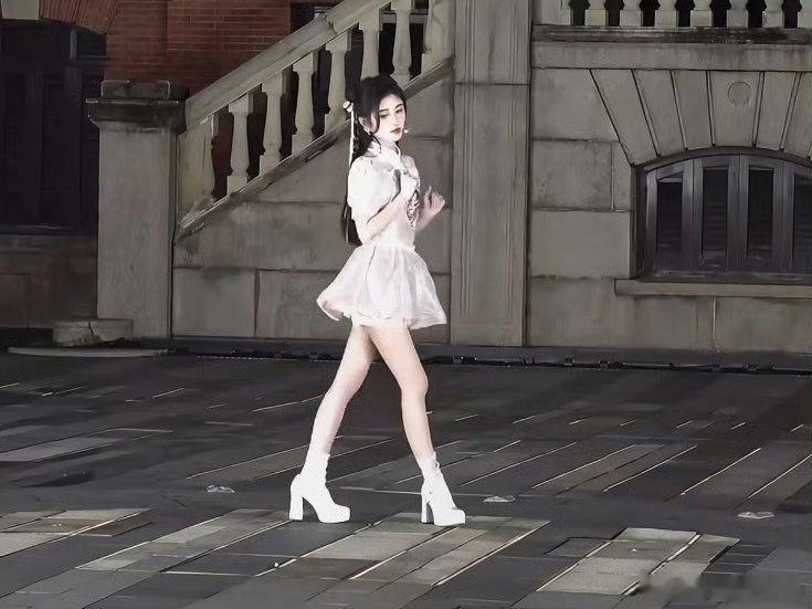 救命我以为是逆水寒游戏角色…仔细一看才发现是鞠婧祎这个身材比例好好啊😳​​