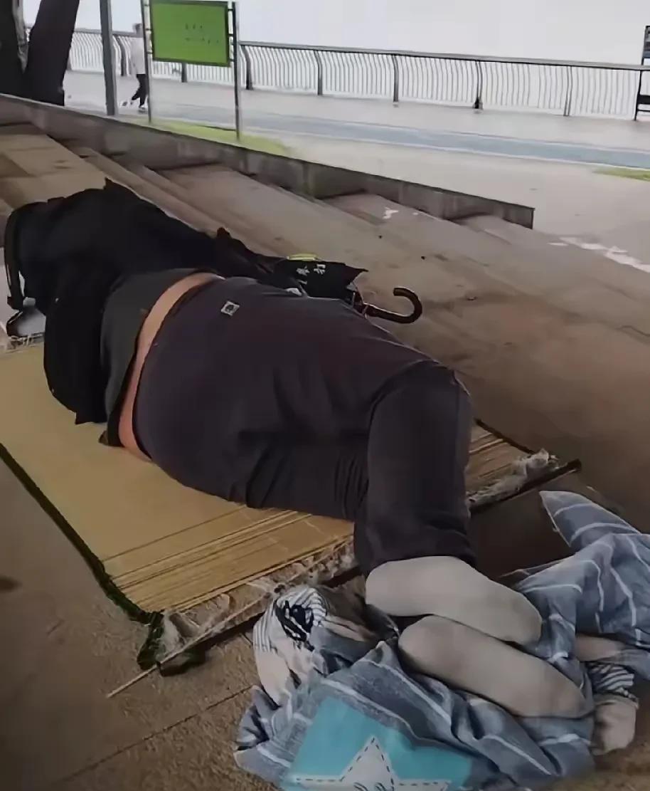 一个中年打工人的辛酸泪，这位湖北老乡阿鑫到广东东莞找工作，找了半个月干了五个工作