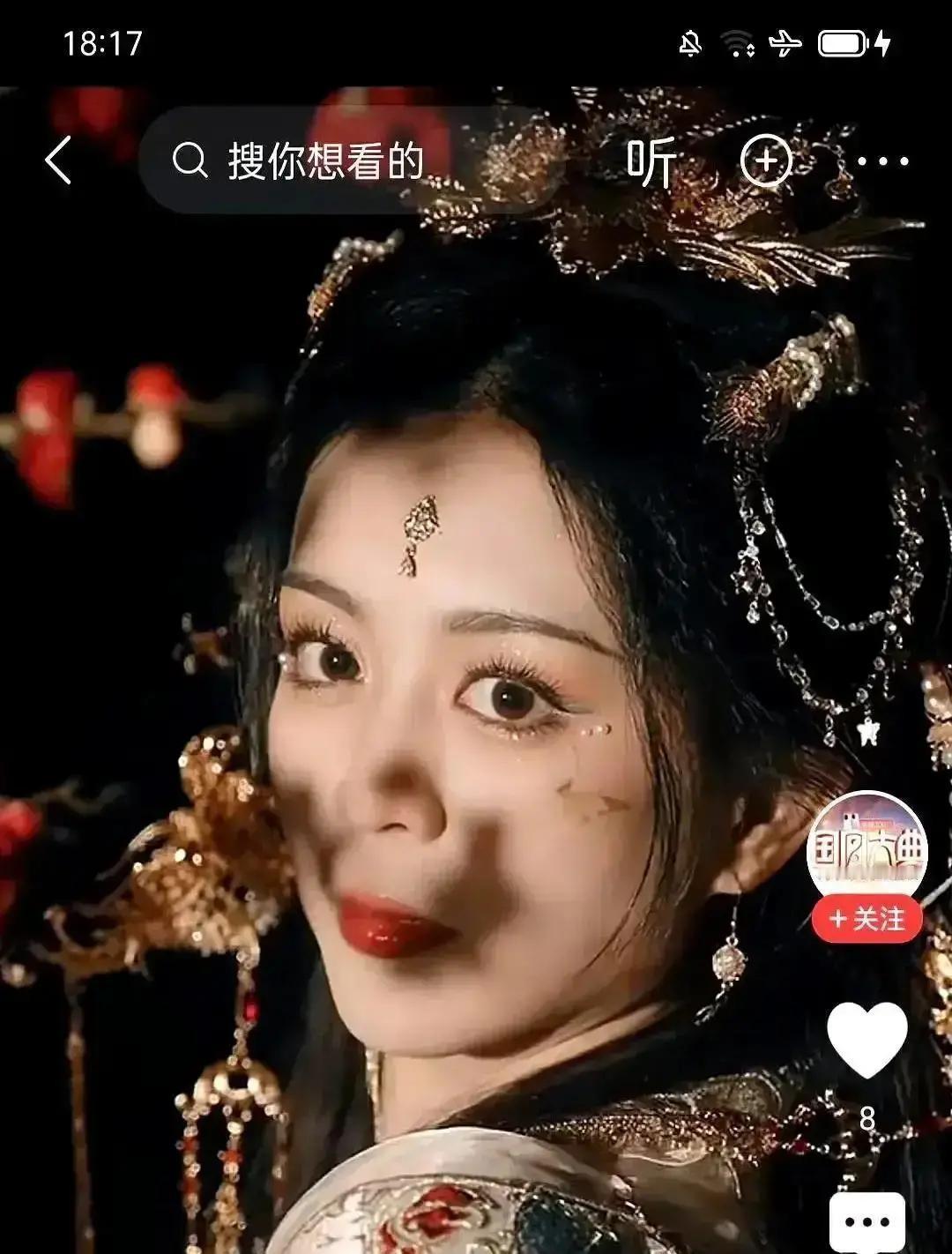 《唐朝诡事录》刚播时，裴喜君素衣小髻，站卢凌风半步后递卷宗，弹幕齐刷“丫鬟脸”第