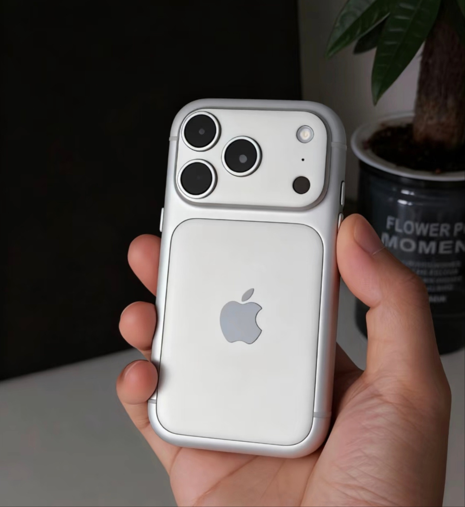 iPhone17promini首曝这真的是手机吗？横竖看都像暖手宝、充电宝吧