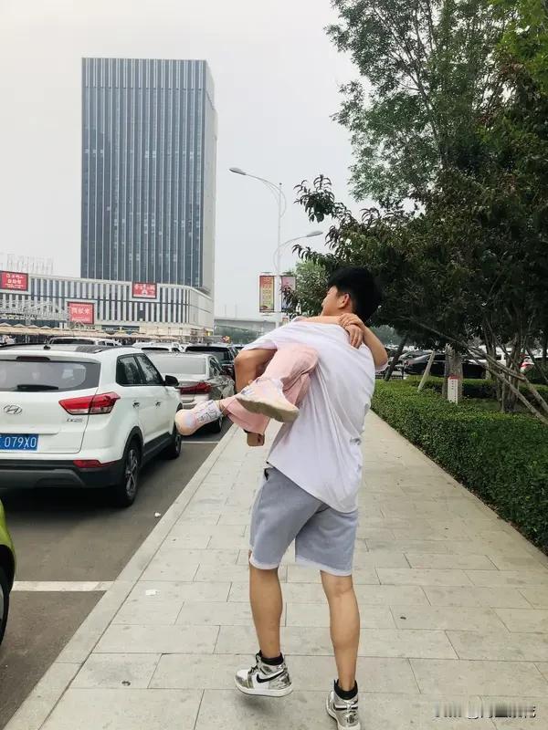 旺妻子的男人一定会听妻子的话，尊重妻子。旺妻子的男人一定会努力为妻子挣钱，给妻