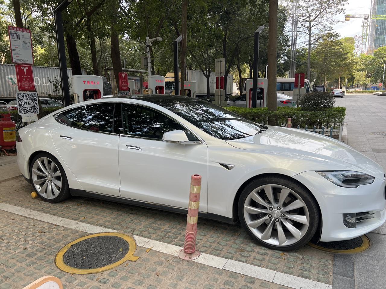 四驱新脸的85D真划算本来想买个model3玩玩，结果15万搞了个顶配mod