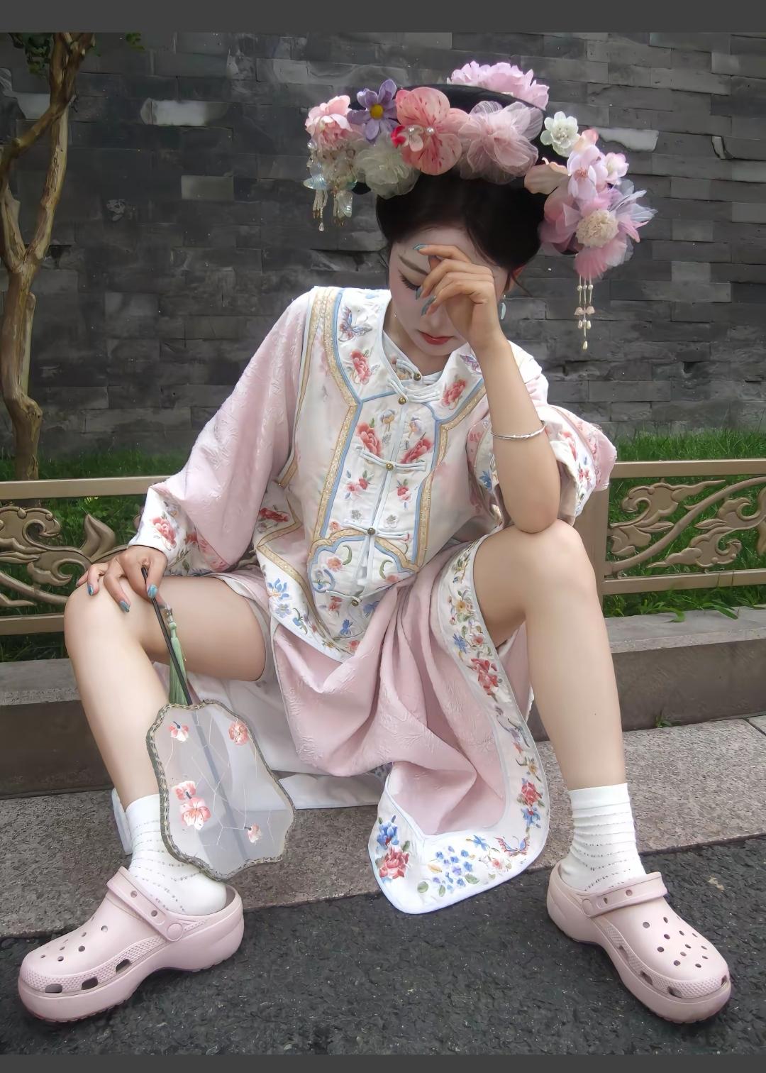 热毁了，这位格格。雷霆坐姿故宫