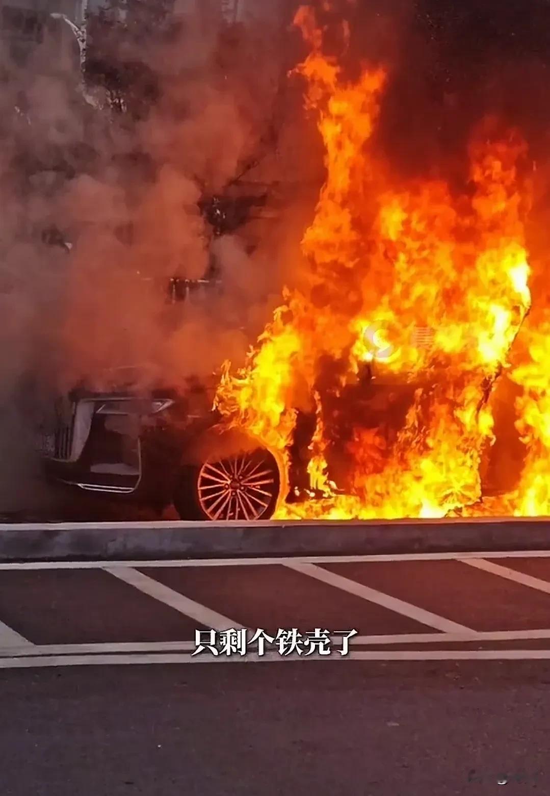 男子驾车开上人行道，车辆底盘被井盖划伤后烧成废铁，目前保险公司称还在调查中。事发