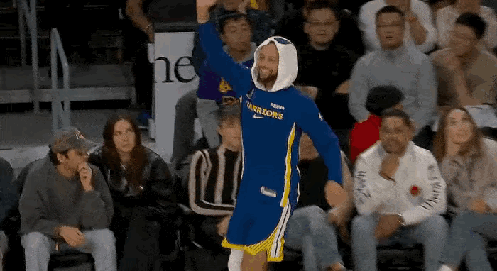 勇士赢球啦，库里又开始晒毛巾咯，大家觉得附图的库里开心吗？勇士在常规赛首战中击败