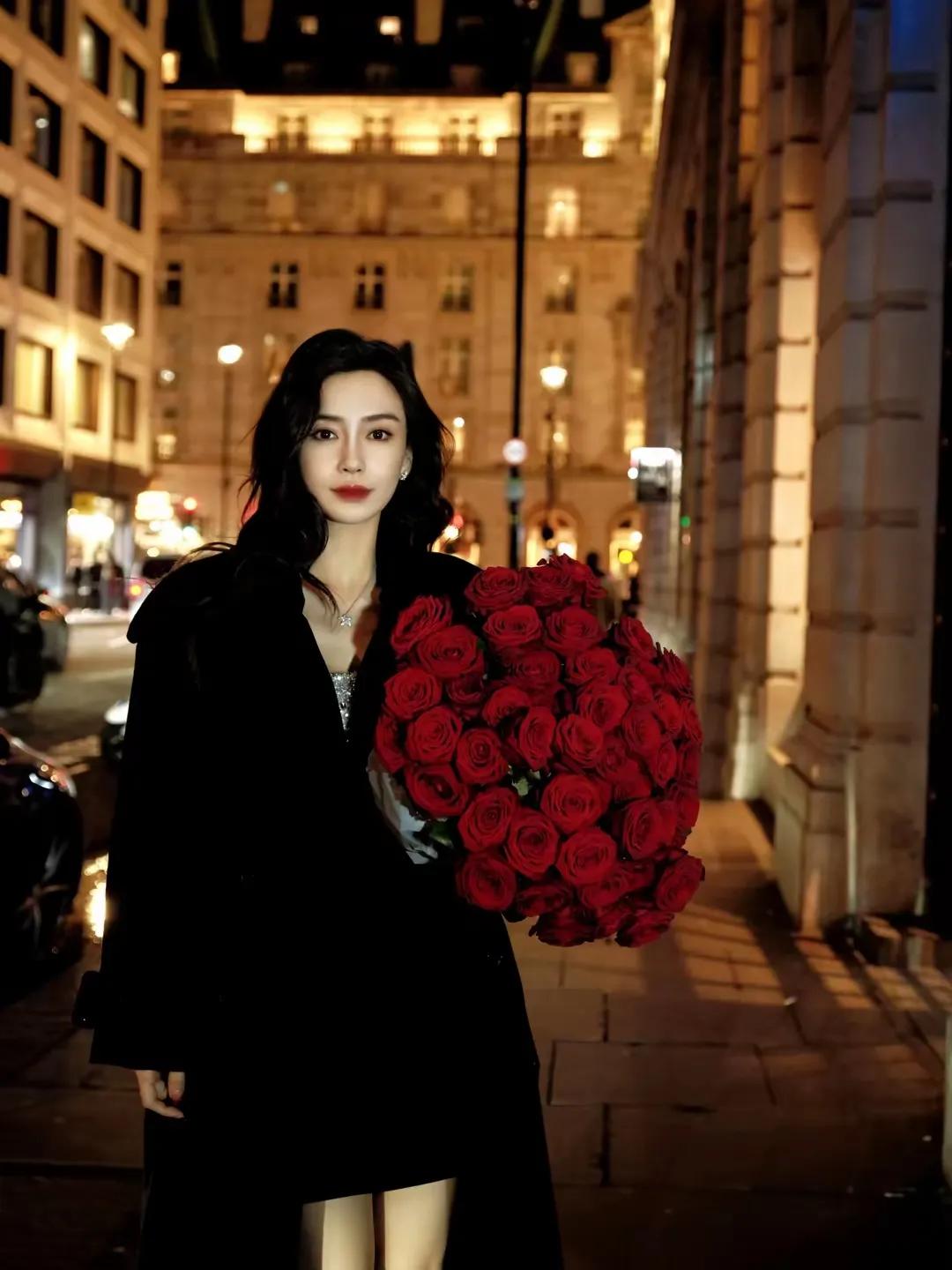杨颖夜色街头与红玫瑰的浪漫邂逅夜色街头，杨颖手捧红玫瑰，如梦似幻。娇艳玫瑰与