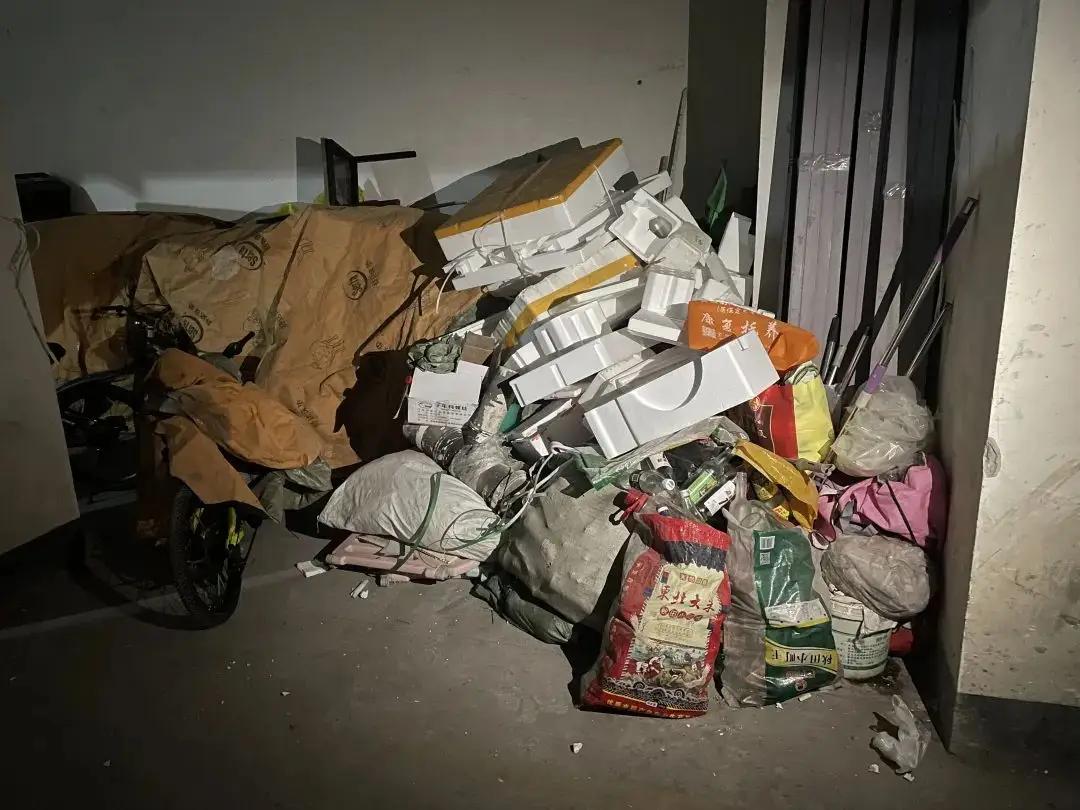 广西南宁，男子喜欢囤废品，他把小区地下室当成自家仓库，长期堆放杂物，又臭又有安全