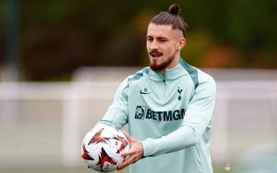 阿尔巴内塞：奥托利尼在德拉古辛17岁时将他秘密带到了尤文图斯，之后，当奥托利尼跳