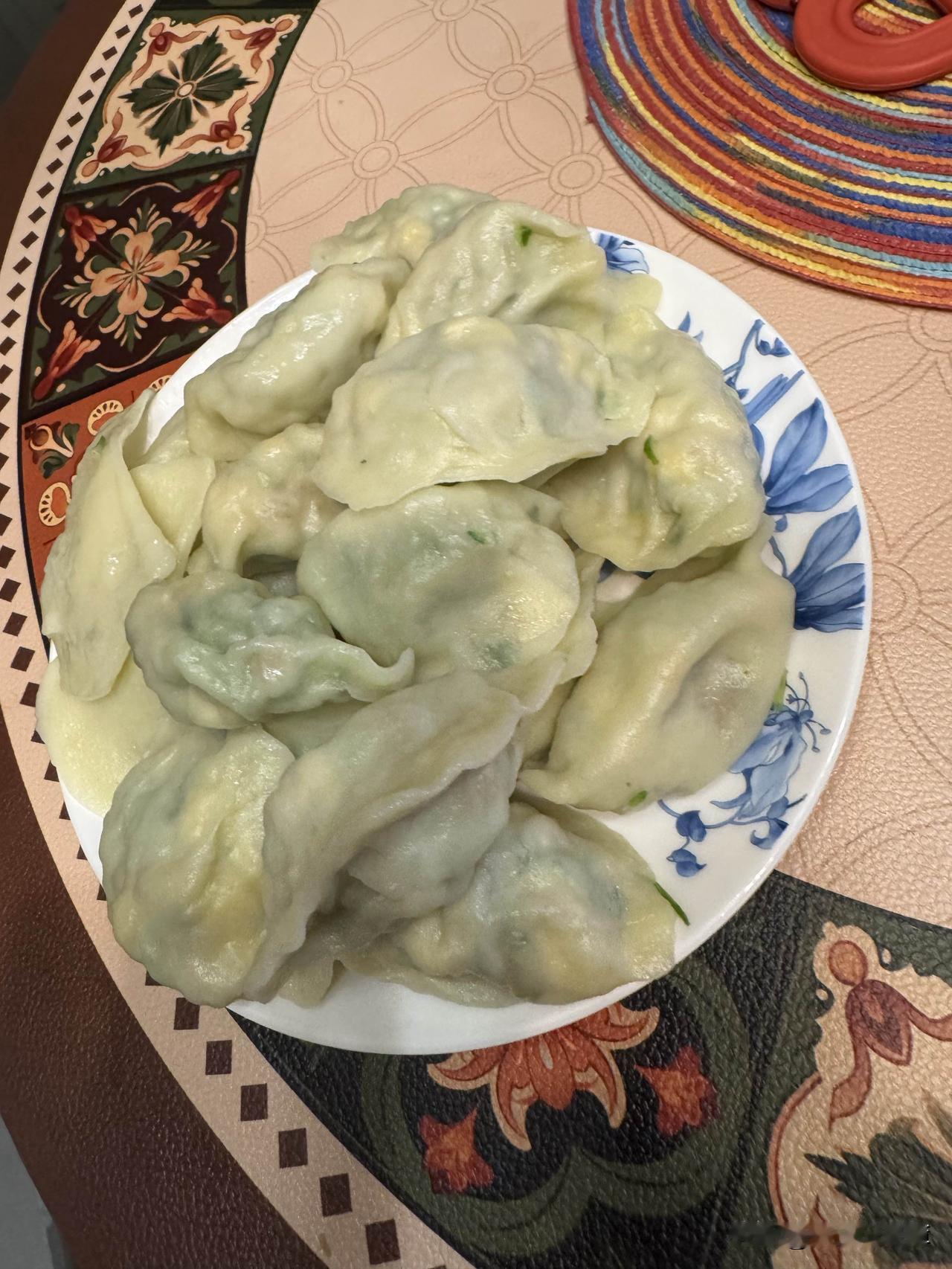 早上包饺子了。好久没有吃饺子，小孩不喜欢吃韭菜馅饺子，现在韭菜也老了，不再像春
