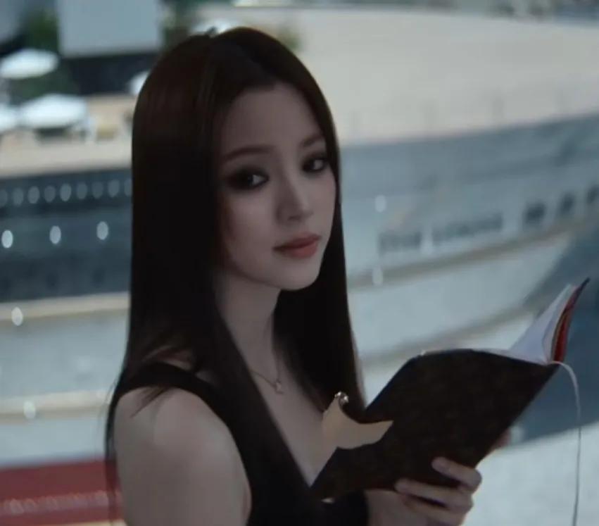 欧阳娜娜LV烟熏妆好美啊欧阳娜娜烟熏妆高级感十足，搭配黑长直加分，太美了吧，